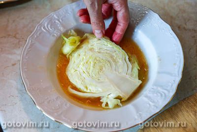 Шницель из молодой капусты в сухарях, приготовленный в духовке